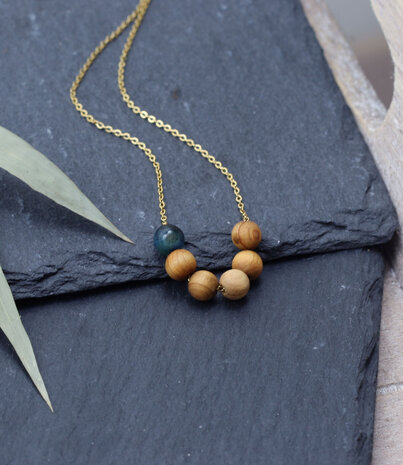 Short necklace apatite and wood